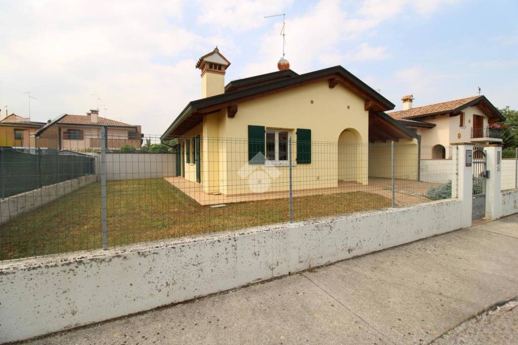 casa indipendente in vendita a Santa Maria la Longa