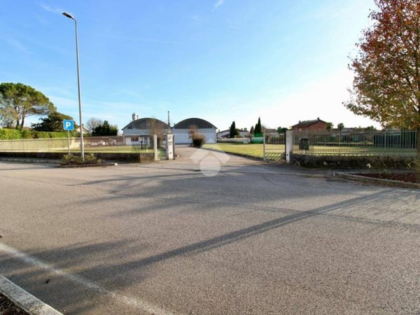 locale commerciale in vendita a Santa Maria la Longa