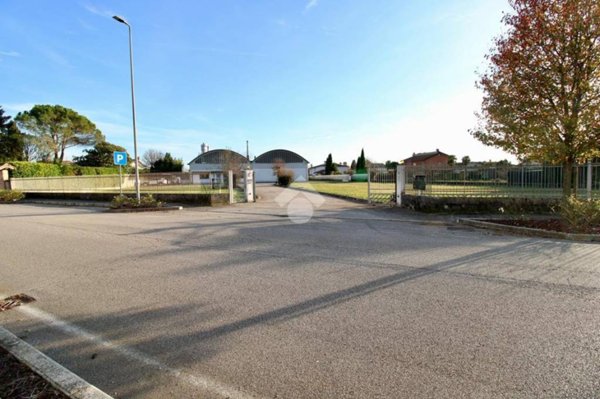 locale commerciale in vendita a Santa Maria la Longa