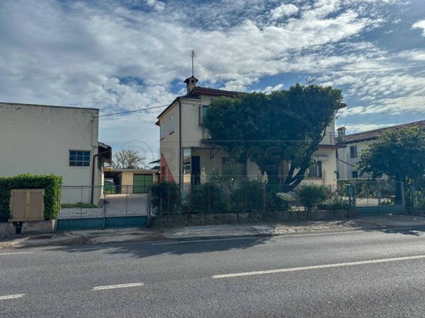 appartamento in vendita a Santa Maria la Longa in zona Mereto di Capitolo