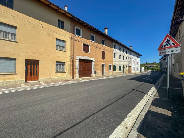 casa indipendente in vendita a Santa Maria la Longa