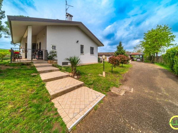 casa indipendente in vendita a Santa Maria la Longa