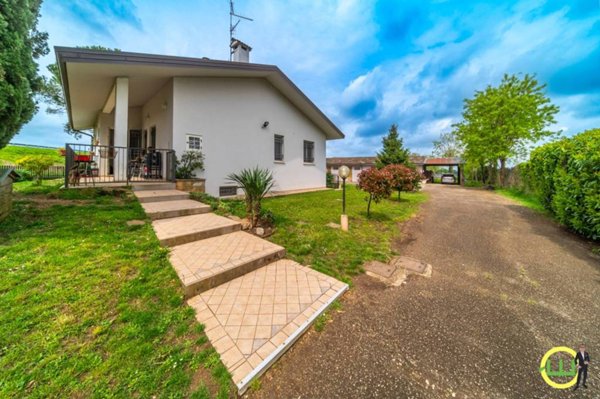 casa indipendente in vendita a Santa Maria la Longa