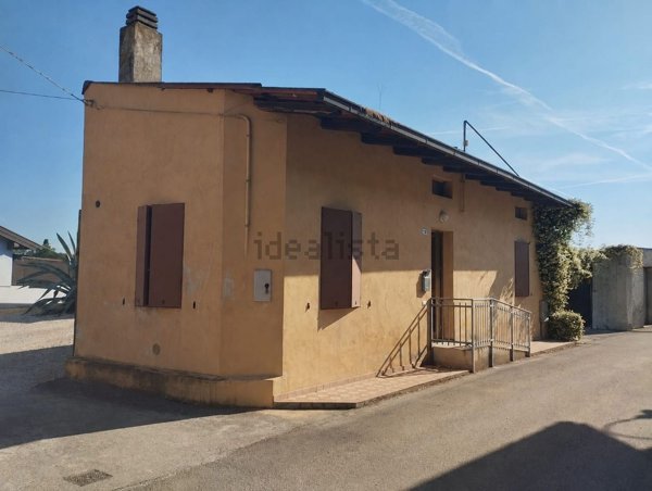 casa indipendente in vendita a Santa Maria la Longa in zona Tissano