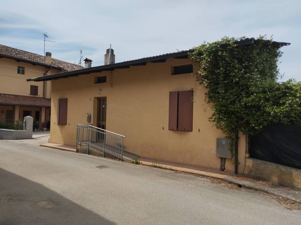 casa indipendente in vendita a Santa Maria la Longa in zona Tissano