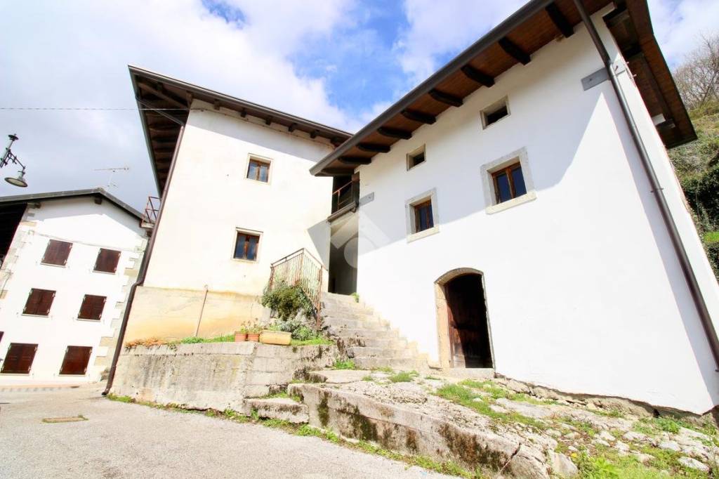 casa indipendente in vendita a Savogna in zona Iellina