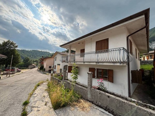 casa indipendente in vendita a Taipana in zona Montemaggiore