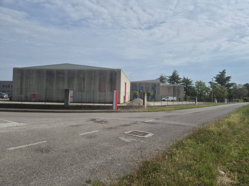 negozio in vendita a Talmassons in zona Flumignano