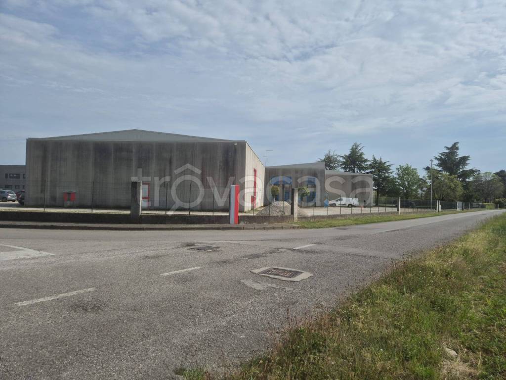 negozio in vendita a Talmassons in zona Flumignano