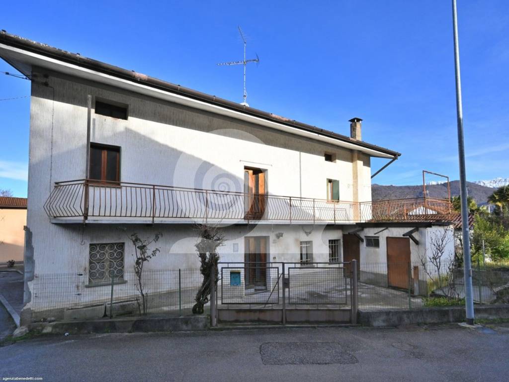 casa indipendente in vendita a Tarcento in zona Collerumiz