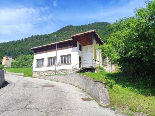 locale commerciale in vendita a Tarvisio