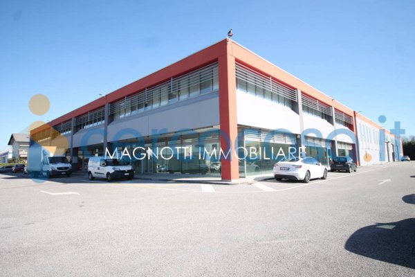 locale commerciale in vendita a Tavagnacco