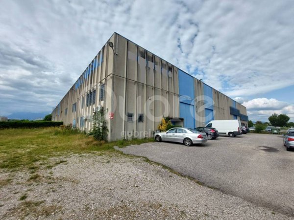 locale commerciale in vendita a Tavagnacco in zona Feletto Umberto