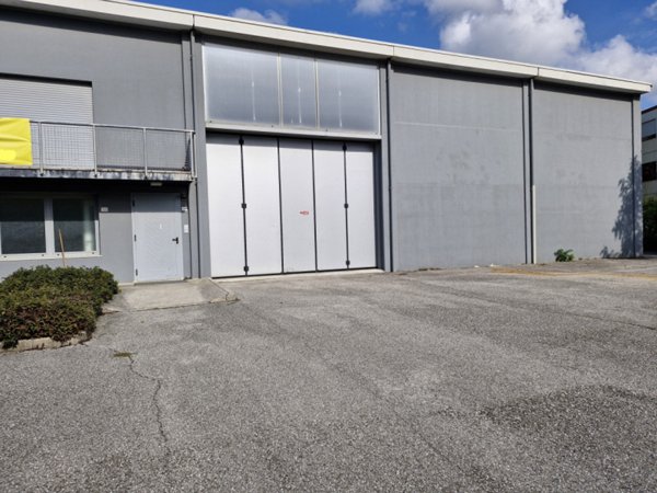 locale commerciale in vendita a Tavagnacco in zona Feletto Umberto