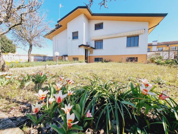 casa indipendente in vendita a Tavagnacco in zona Feletto Umberto