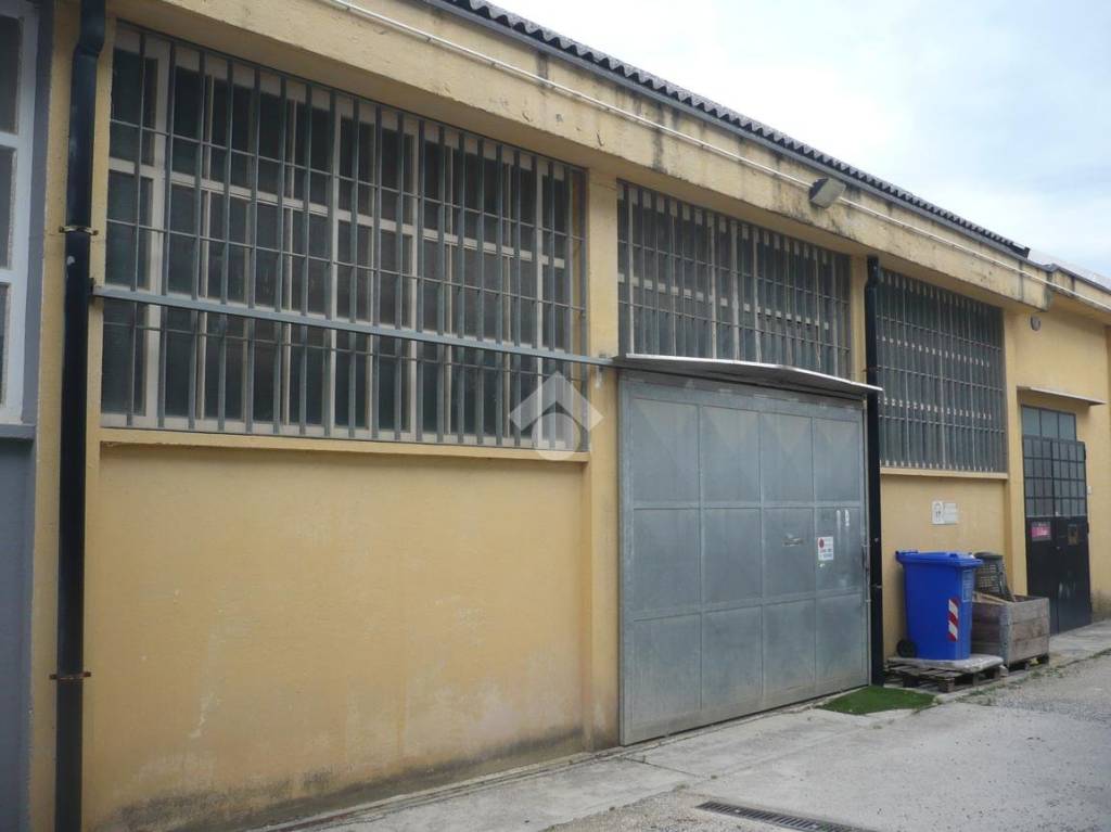 locale commerciale in vendita a Tavagnacco in zona Feletto Umberto