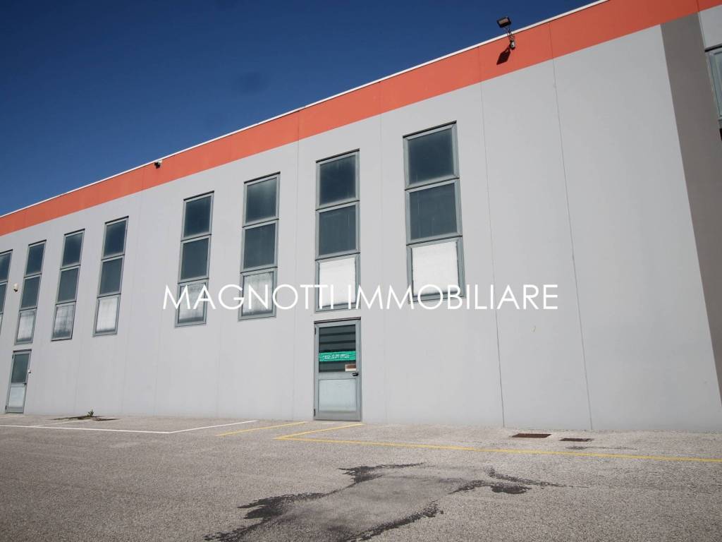 locale commerciale in vendita a Tavagnacco in zona Feletto Umberto