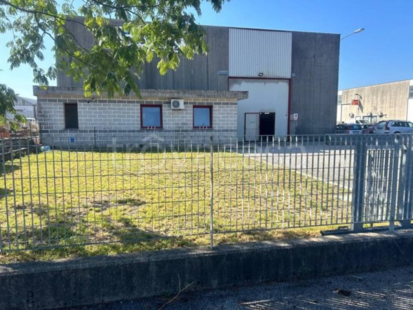 locale commerciale in vendita a Tavagnacco in zona Feletto Umberto