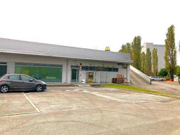 locale commerciale in vendita a Tavagnacco