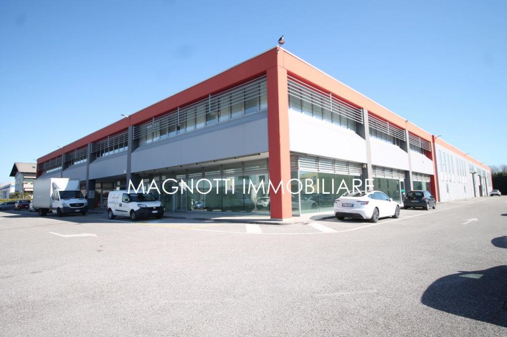 locale commerciale in vendita a Tavagnacco in zona Feletto Umberto