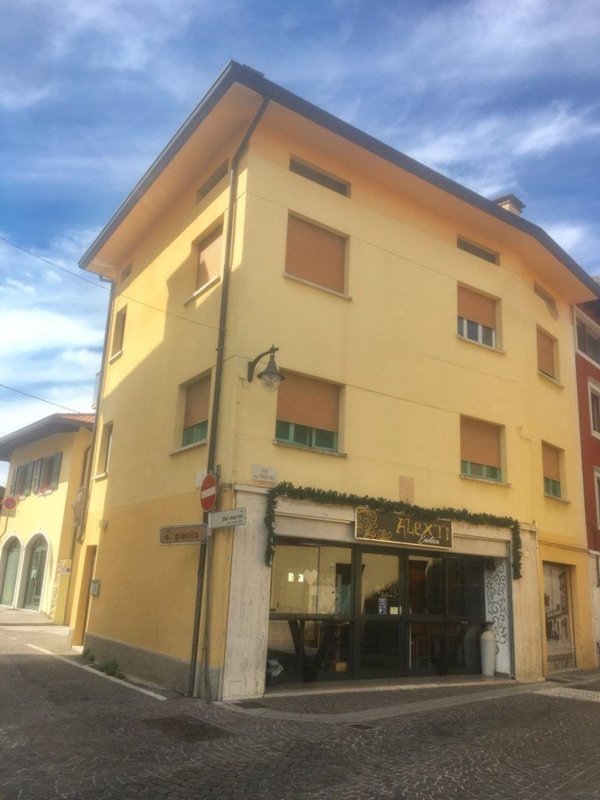 locale commerciale in vendita a Tavagnacco in zona Feletto Umberto