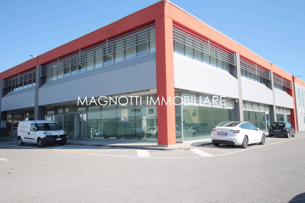 negozio in vendita a Tavagnacco in zona Feletto Umberto