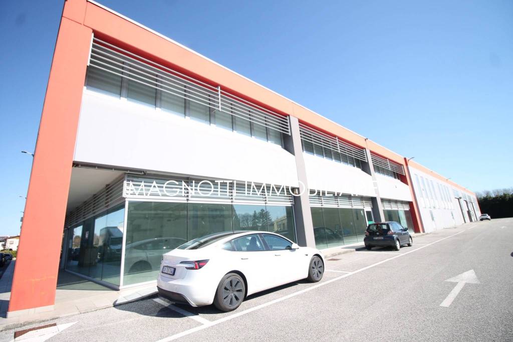 locale commerciale in vendita a Tavagnacco in zona Feletto Umberto