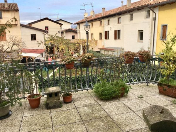 casa indipendente in vendita a Tavagnacco in zona Feletto Umberto