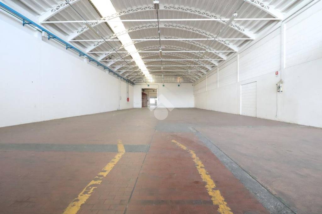 locale commerciale in vendita a Tavagnacco in zona Feletto Umberto