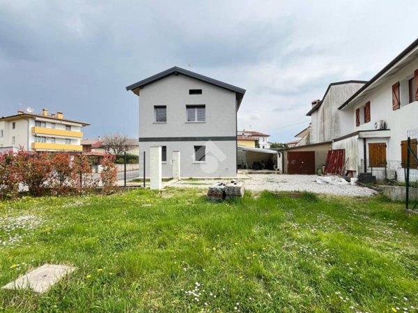 casa indipendente in vendita a Tavagnacco in zona Feletto Umberto