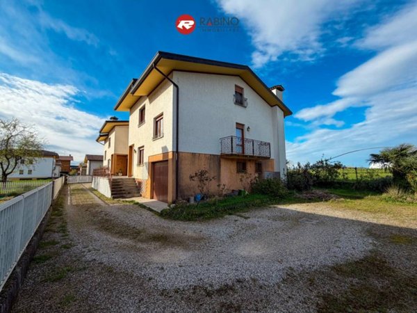 casa indipendente in vendita a Tavagnacco in zona Adegliacco