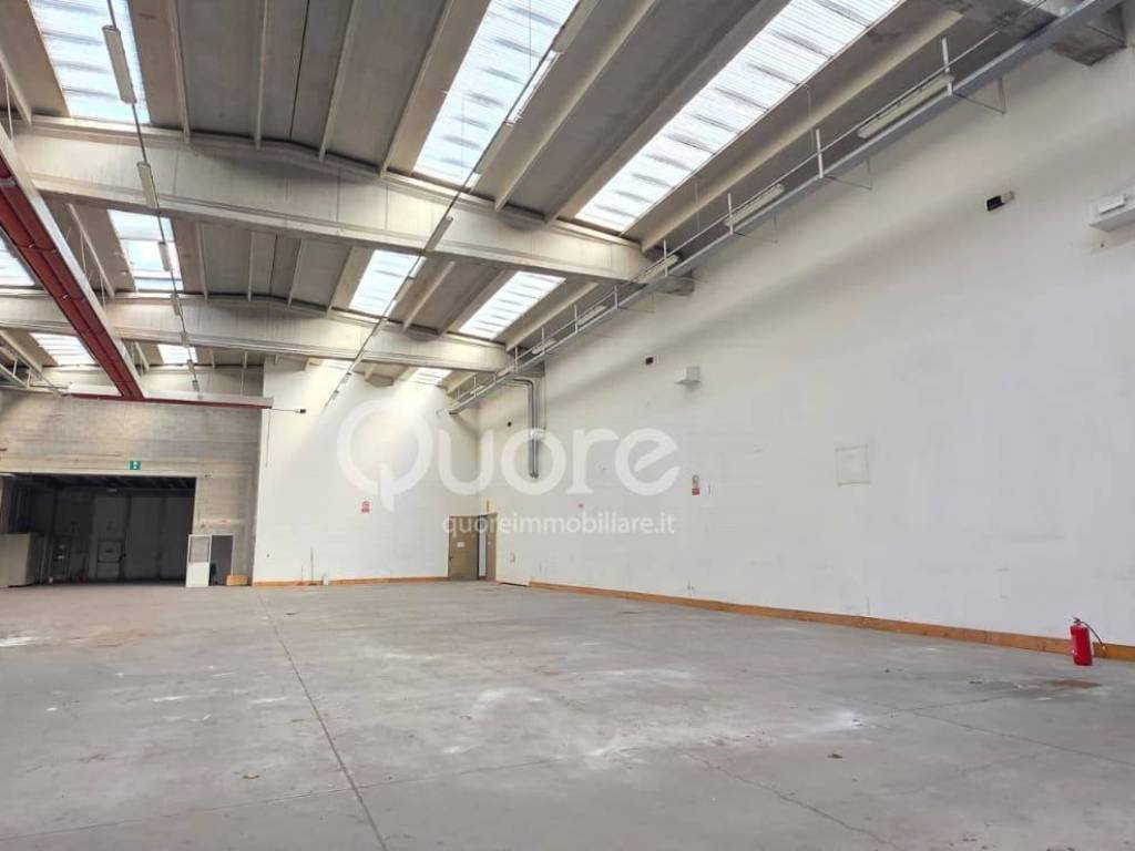 locale commerciale in vendita a Tavagnacco in zona Feletto Umberto