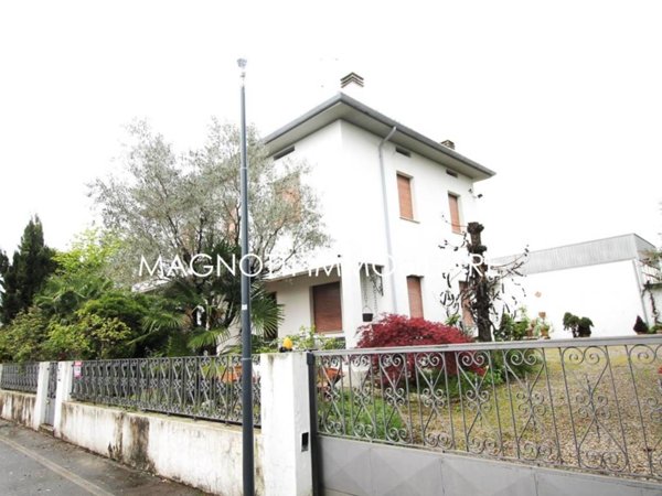 casa indipendente in vendita a Tavagnacco in zona Feletto Umberto