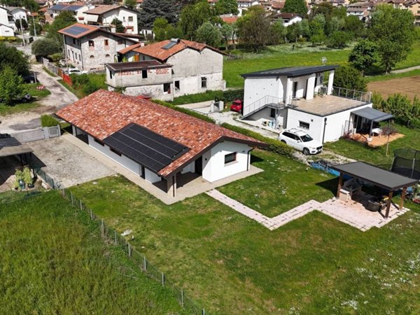 casa indipendente in vendita a Tavagnacco in zona Feletto Umberto