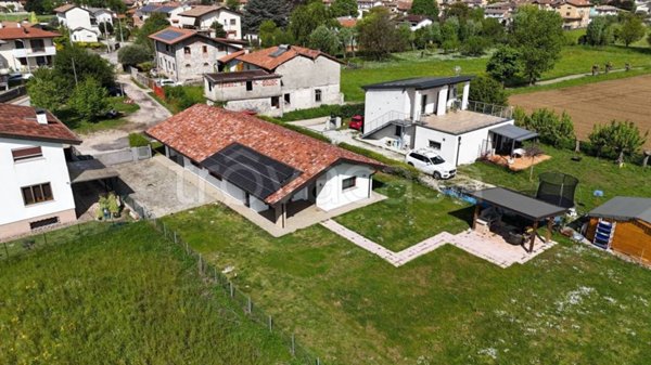 casa indipendente in vendita a Tavagnacco in zona Feletto Umberto
