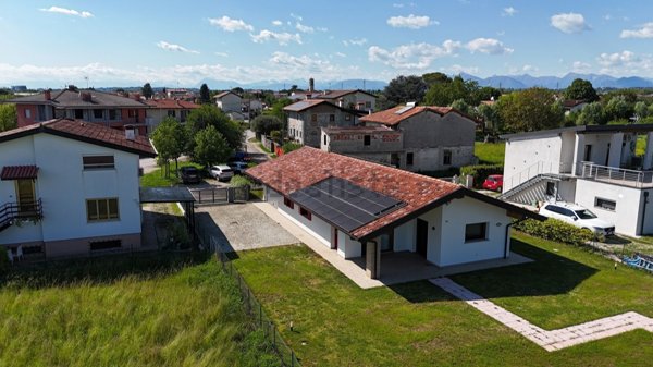 casa indipendente in vendita a Tavagnacco