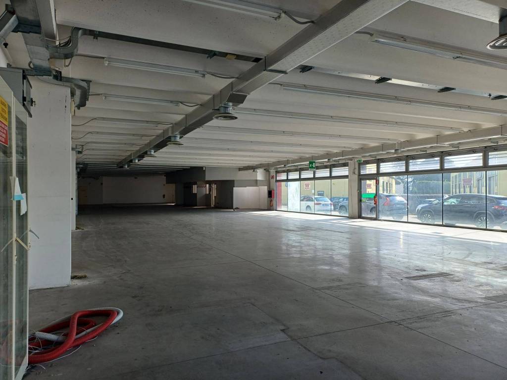 negozio in vendita a Tavagnacco in zona Feletto Umberto
