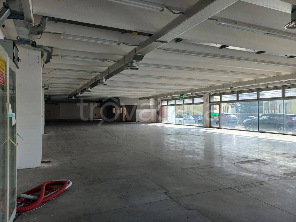 negozio in vendita a Tavagnacco in zona Feletto Umberto