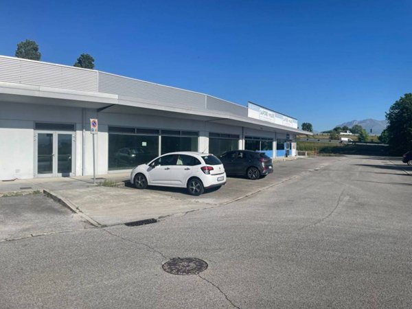 negozio in vendita a Tavagnacco in zona Adegliacco