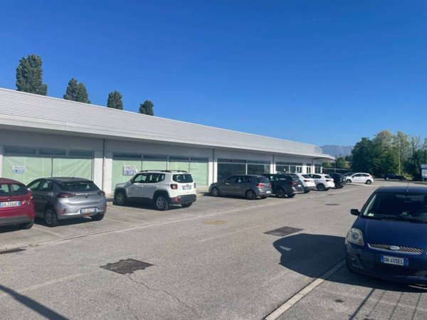 negozio in vendita a Tavagnacco in zona Adegliacco