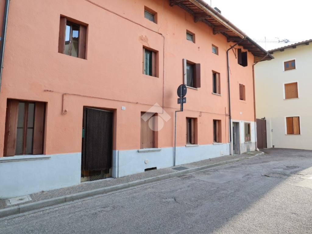 casa indipendente in vendita a Tavagnacco in zona Adegliacco