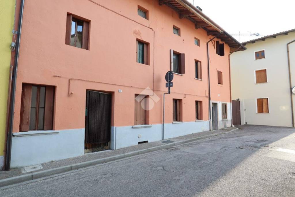 casa indipendente in vendita a Tavagnacco in zona Adegliacco