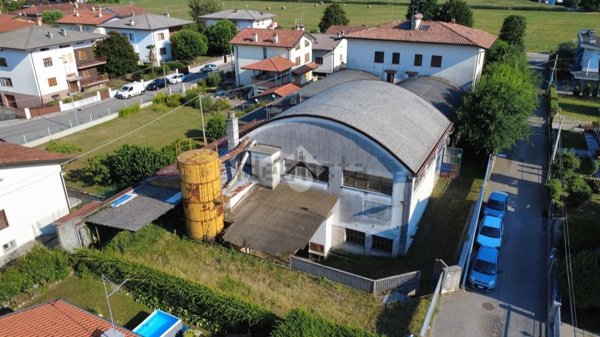 locale commerciale in vendita a Tavagnacco in zona Colugna