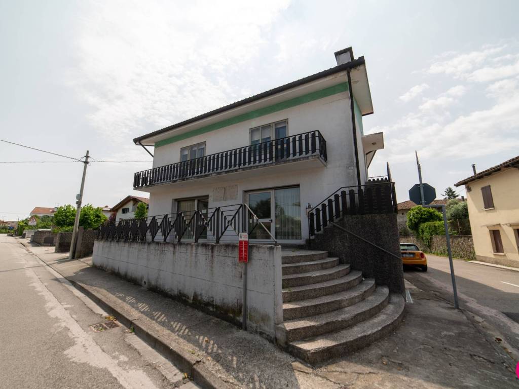 casa indipendente in vendita a Tavagnacco in zona Colugna