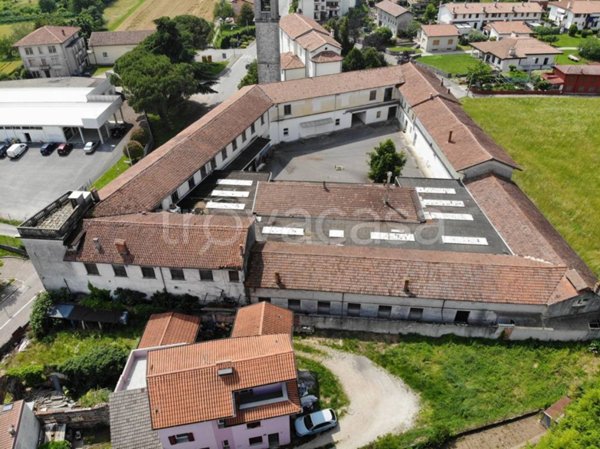 locale commerciale in vendita a Tavagnacco in zona Adegliacco