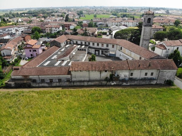 locale commerciale in vendita a Tavagnacco in zona Adegliacco