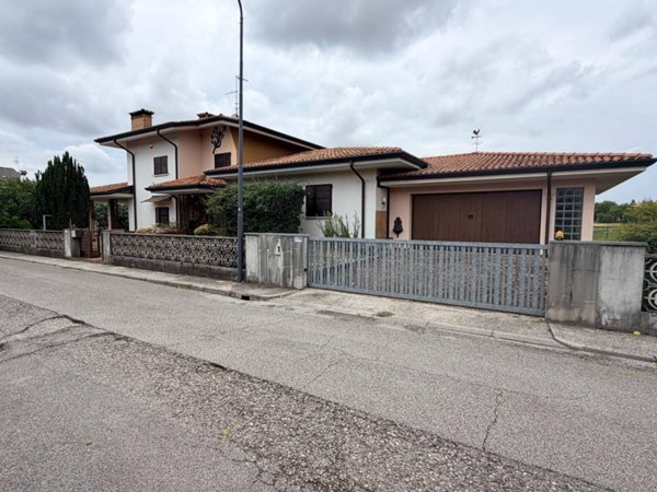 casa indipendente in vendita a Tavagnacco in zona Feletto Umberto