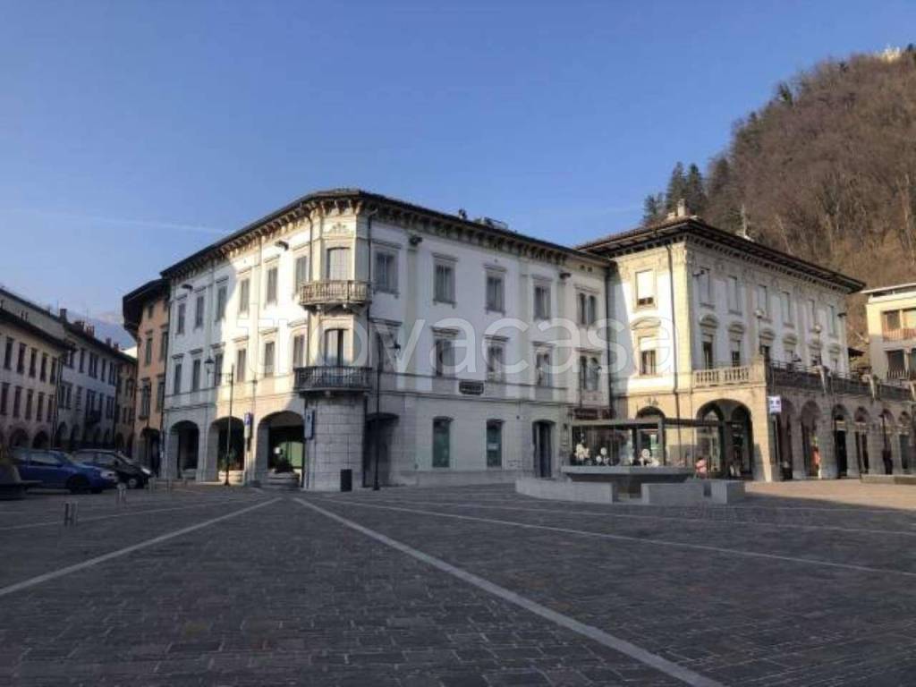 negozio in vendita a Tolmezzo in zona Terzo