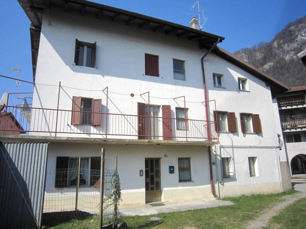 casa indipendente in vendita a Tolmezzo in zona Caneva