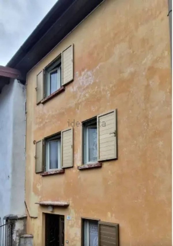 casa indipendente in vendita a Tolmezzo in zona Fusea